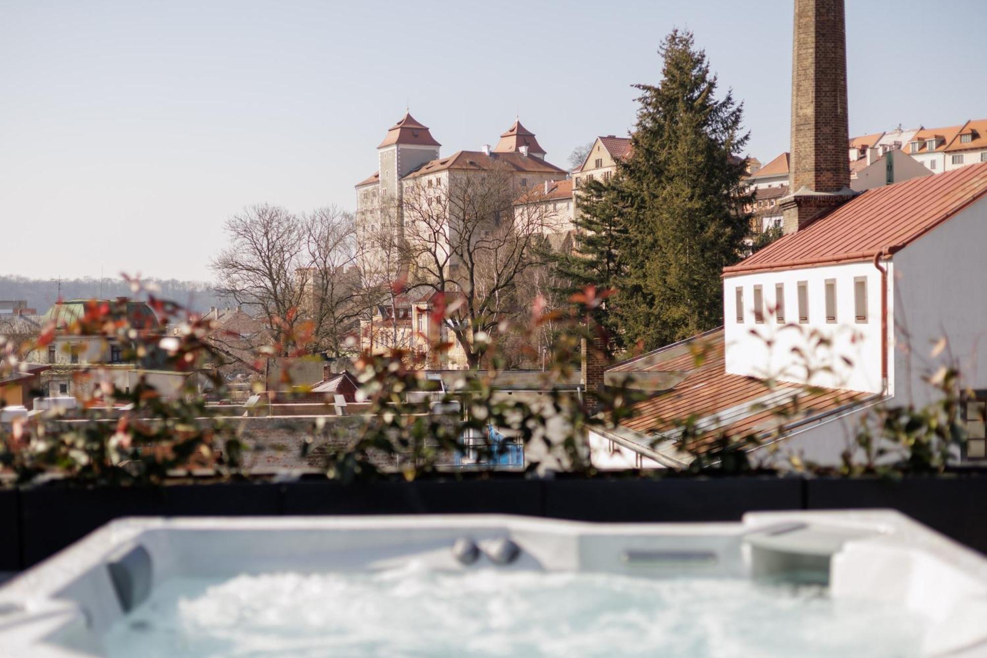 Aparthotel Na Klenici Mlada Boleslav Bagian luar foto